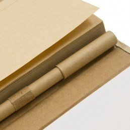Ce SET BLOC NOTES en papier recyclé, avec couverture rigide, comprend un bloc de papier (100 pages), un bloc de papier ivoire (50 pages) et un stylo bille.