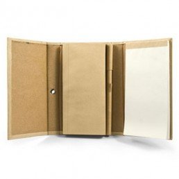 Ce SET BLOC NOTES en papier recyclé, avec couverture rigide, comprend un bloc de papier (100 pages), un bloc de papier ivoire (50 pages) et un stylo bille.